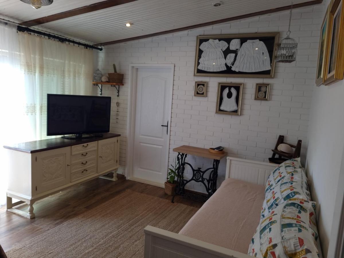 Delmar Apartment Komiza Bagian luar foto