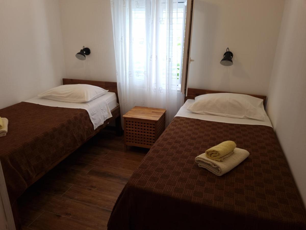 Delmar Apartment Komiza Bagian luar foto